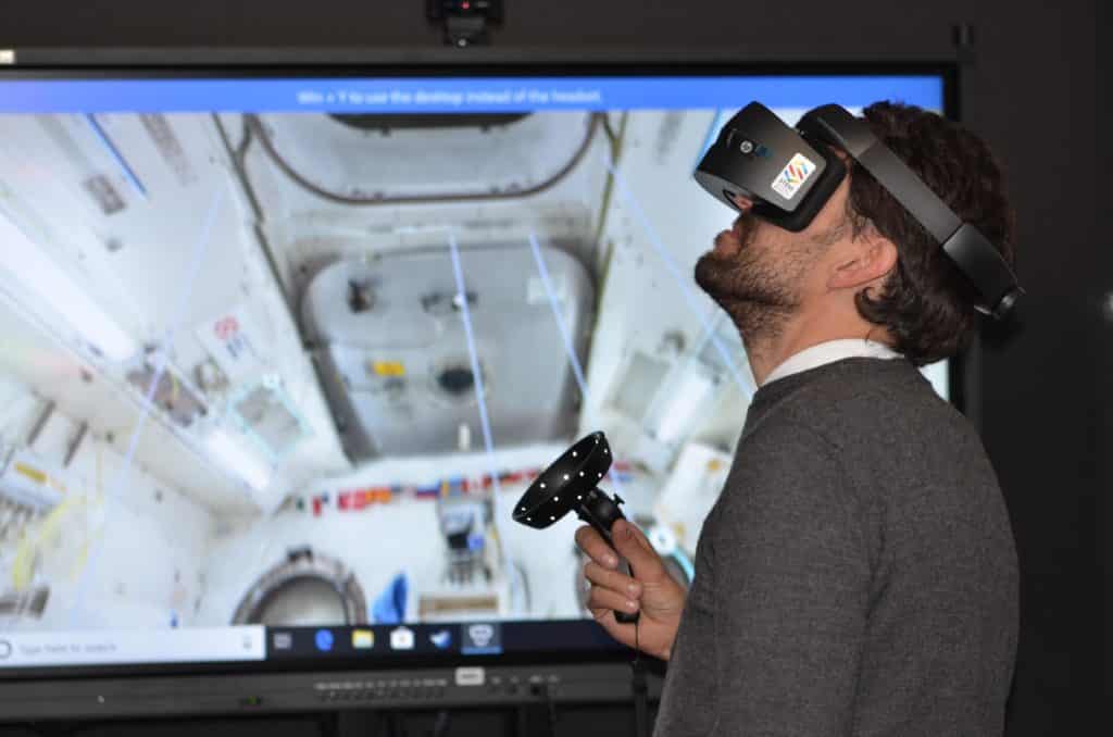 VR-lasit käytössä ja ruudussa tehdasympäristö