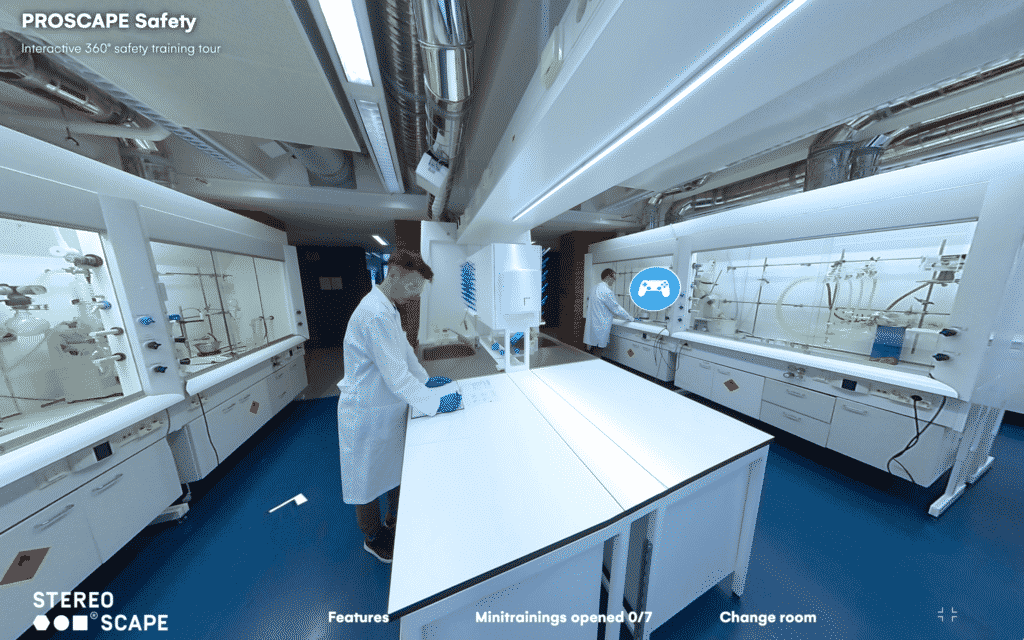 Kuvassa virtuaalikierros, joka keskittyyKemiantekniikan korkeakoulun laboratorioturvallisuuskoulutukseen.