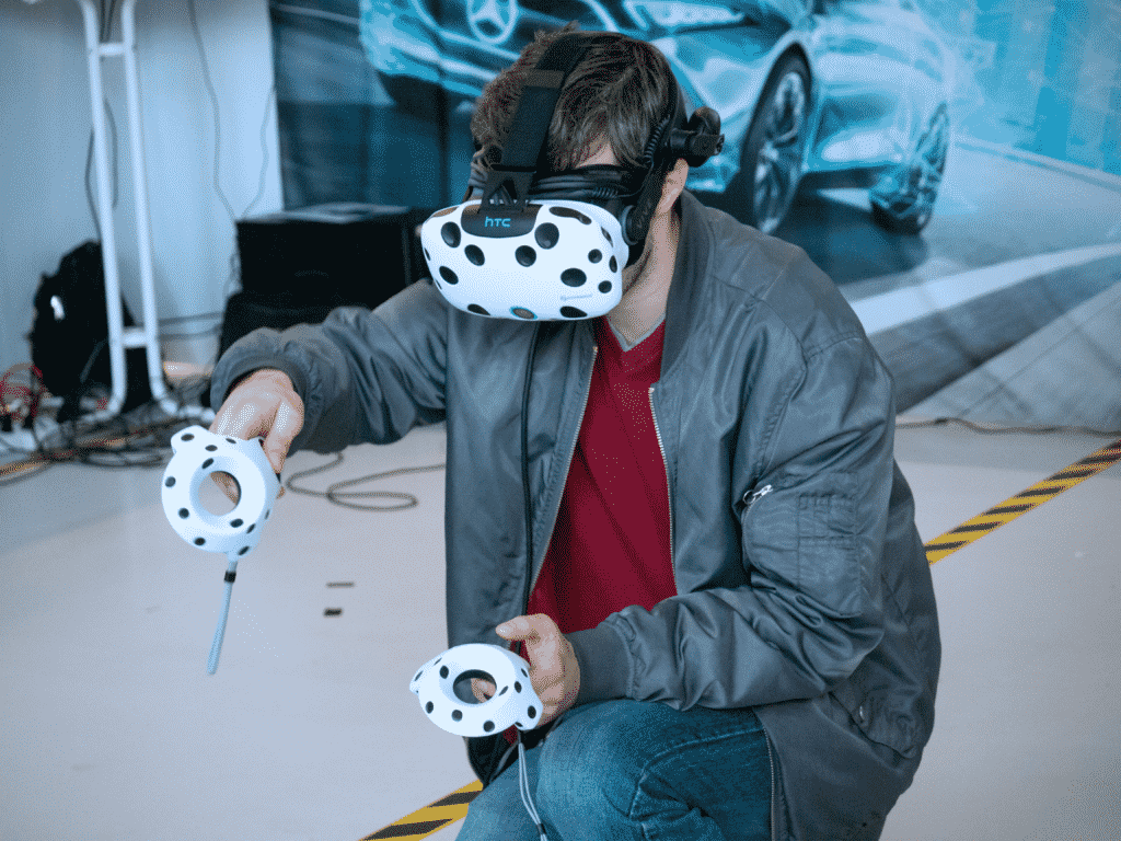 Ihminen testaamassa XR-teknologiaa eli kuvassa VR-laitteita.