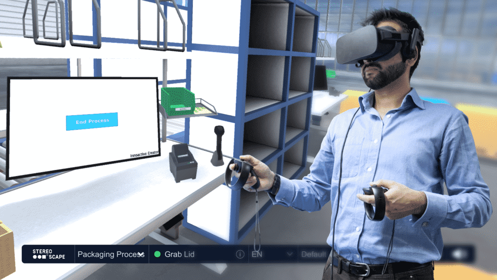 Henkilö VR-laitteet yllään. Taustalla näkyy virtuaalitodellisuusympäristö, jonka henkilö näkee VR-lasien kautta