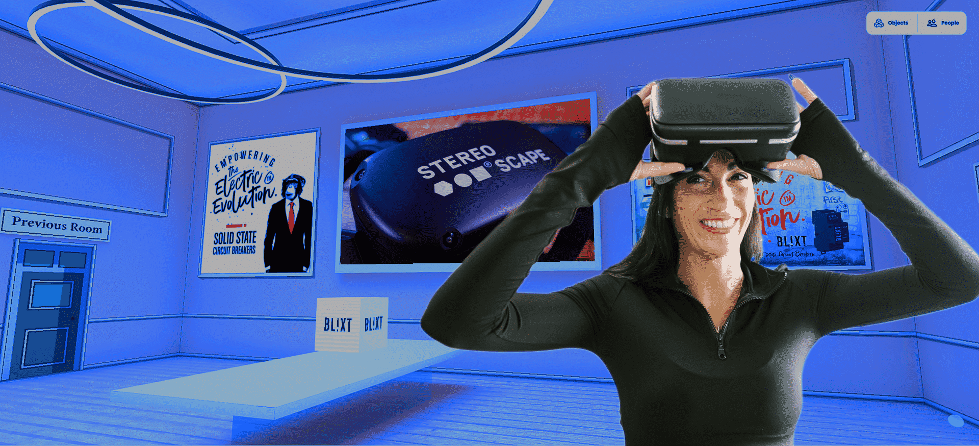 Ihminen VR-lasit päässä metaversumissa, jossa on mainoksia.